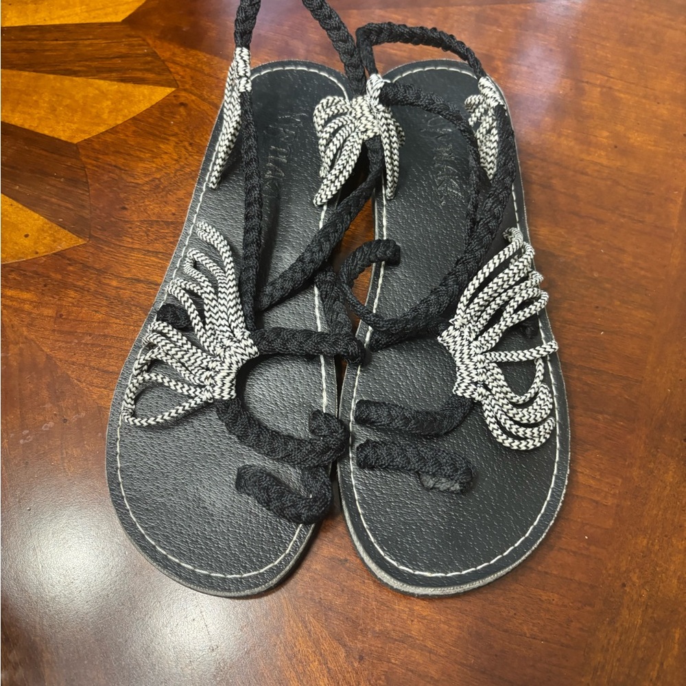Elegant Black and White Women's Sandals - Picture 2 of 3
